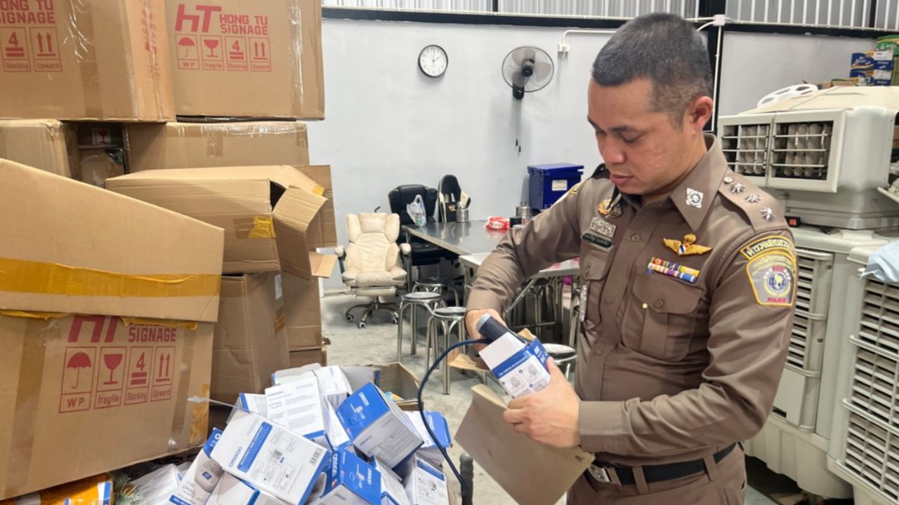 อันตรายถึงชีวิต ตร.บุกทลายโกดังเครื่องวัดความดันปลอมยี่ห้อดัง ของกลางเพียบ