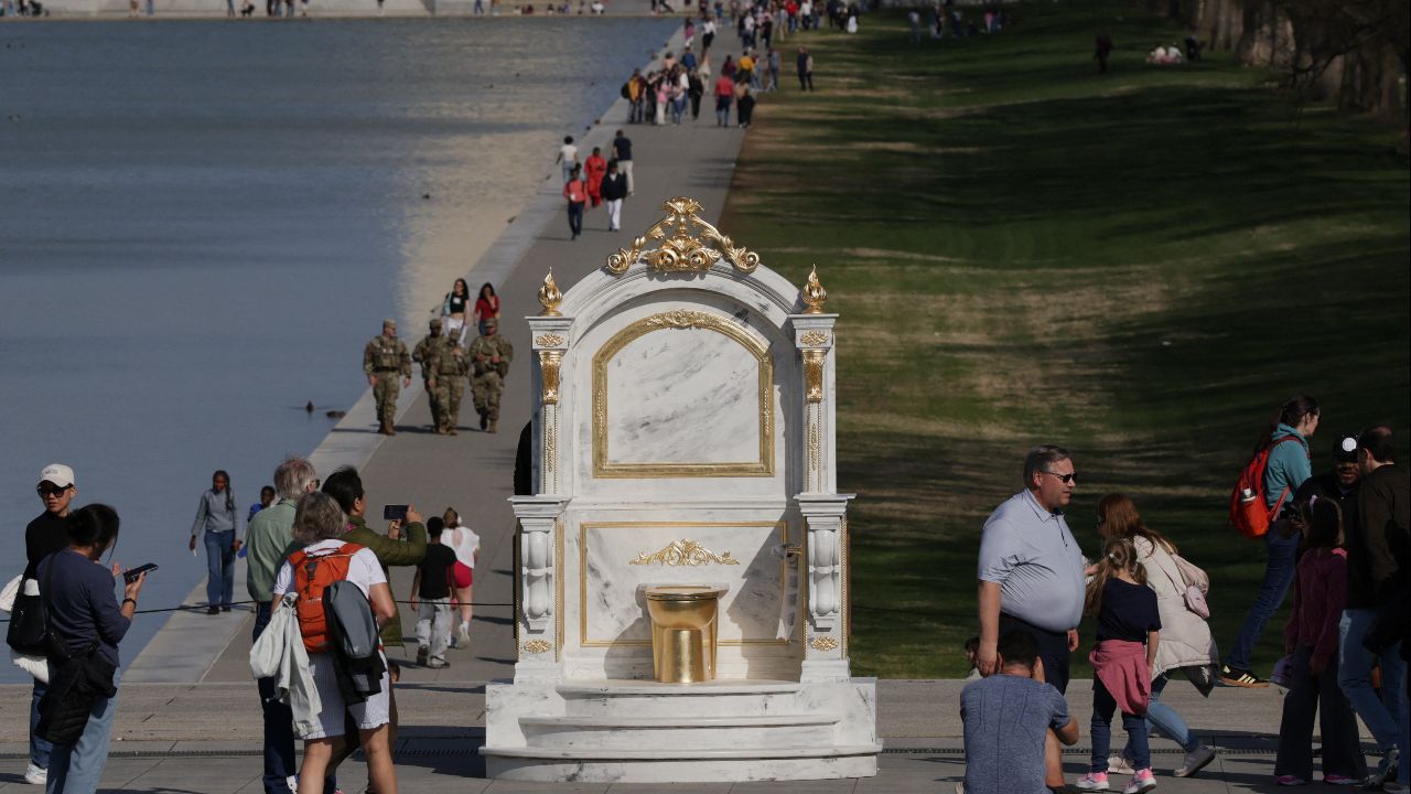 นักท่องเที่ยวแห่ชม 'ส้วมทองคำ' เสียดสีทรัมป์กลางวอชิงตัน