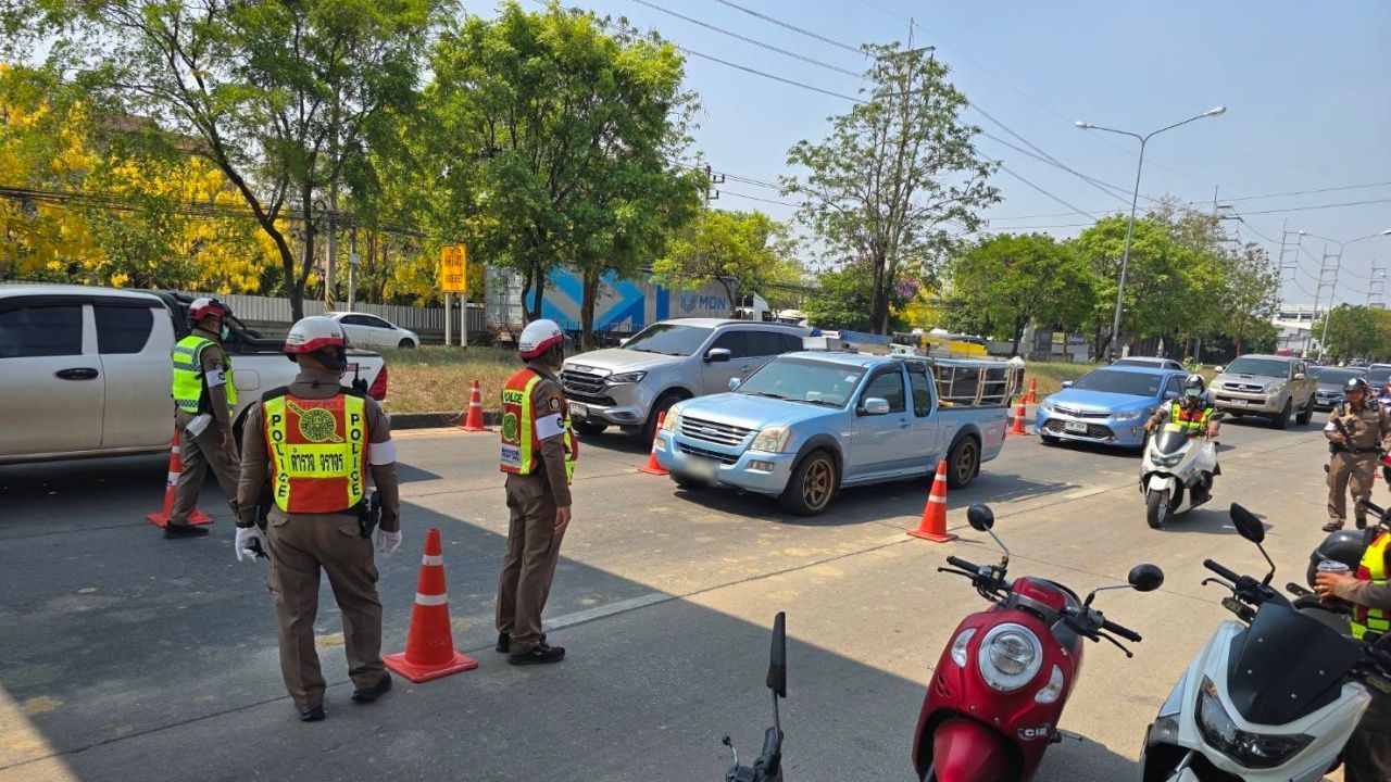 เริ่มแล้ว ตำรวจโคราช ตั้งด่านเข้มกฎหมายจราจรใหม่ จับทันทีไม่มีเตือนแล้ว