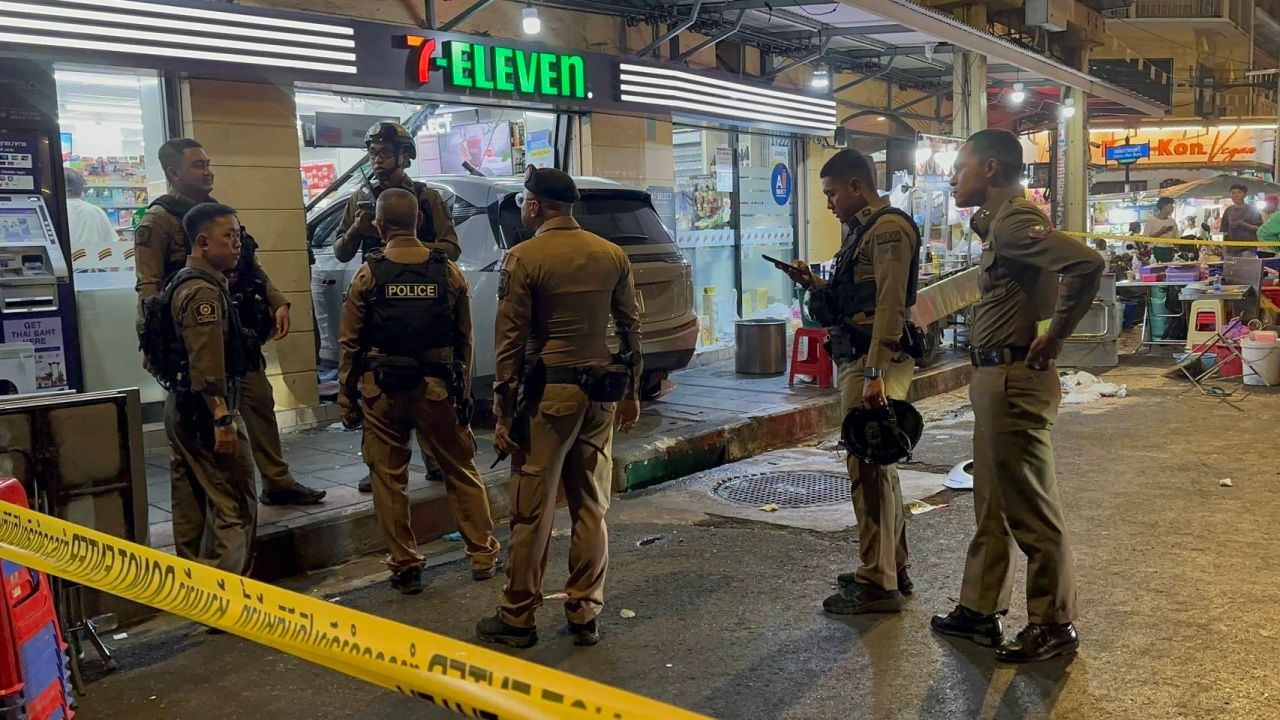 รถยนต์ไฟฟ้าพุ่งชนร้านสะดวกซื้อ ย่านบางลำภู บาดเจ็บ 8 ราย