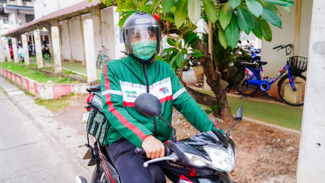 รพ.อุดรธานี เดินหน้า "Health Rider" บริการส่งยาให้ผู้ป่วยถึงบ้าน ช่วงวิกฤตพลังงาน