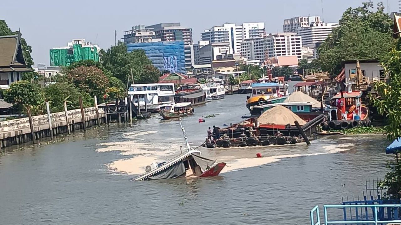 ระทึกเรือขนทรายและเรือลากจูงล่มในคลองบางกอกน้อย เจ้าหน้าที่อยู่ระหว่างช่วยเหลือ