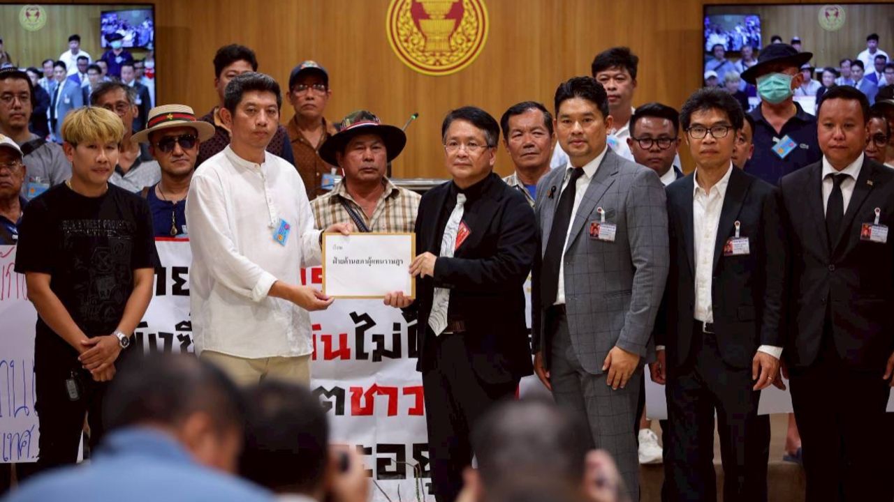 เกษตรกรมะพร้าวน้ำหอมยื่นหนังสือเรียกร้องรัฐแก้ไขราคาตกต่ำ