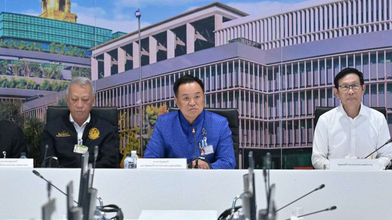 อนุทินปฏิเสธข่าวส่งน้ำมันไปกัมพูชา ชี้สถานการณ์น้ำมันไม่ขาดแคลน