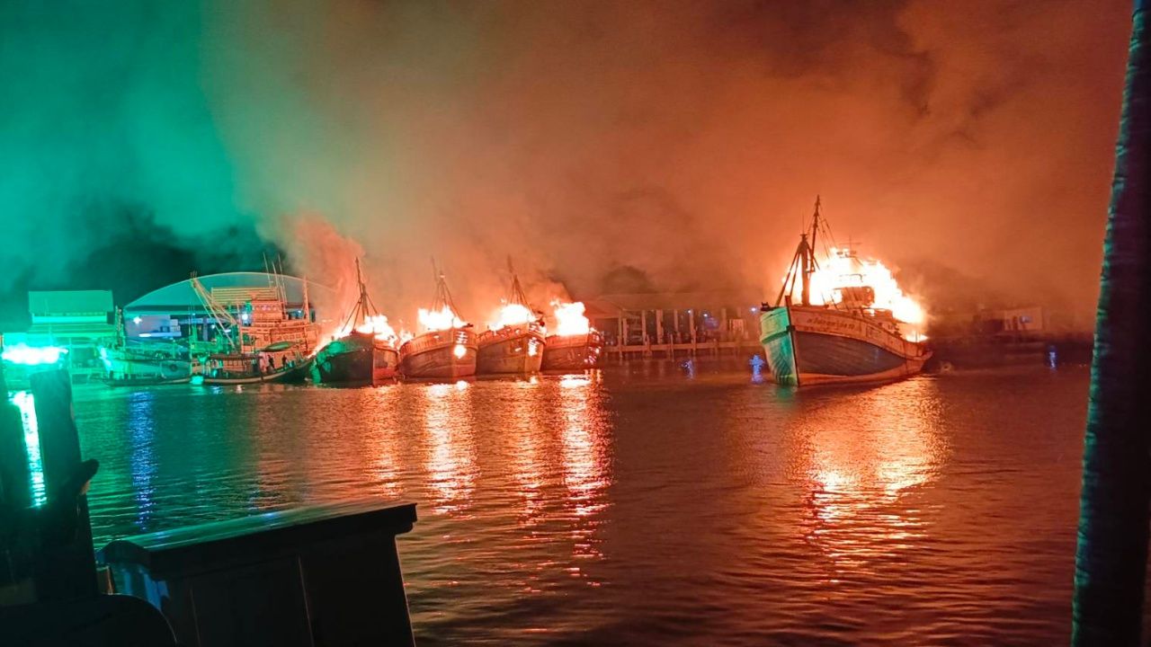 ไฟไหม้เรือประมงที่ขนอม เสียหาย 10 ลำ มูลค่ากว่า 30 ล้าน