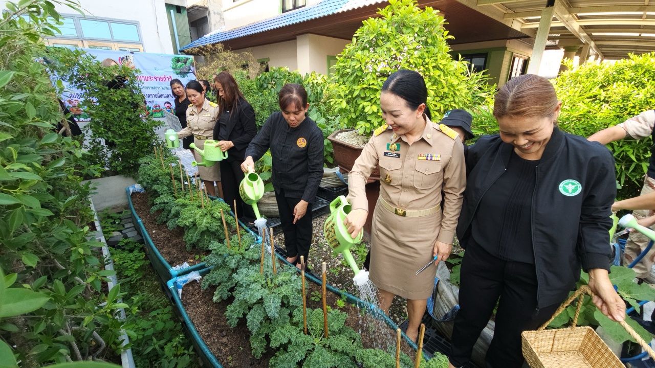 นายอำเภอบ้านโป่งส่งเสริมปลูกผักสวนครัวตามโครงการ "บ้านนี้มีรัก ปลูกผักกินเอง"