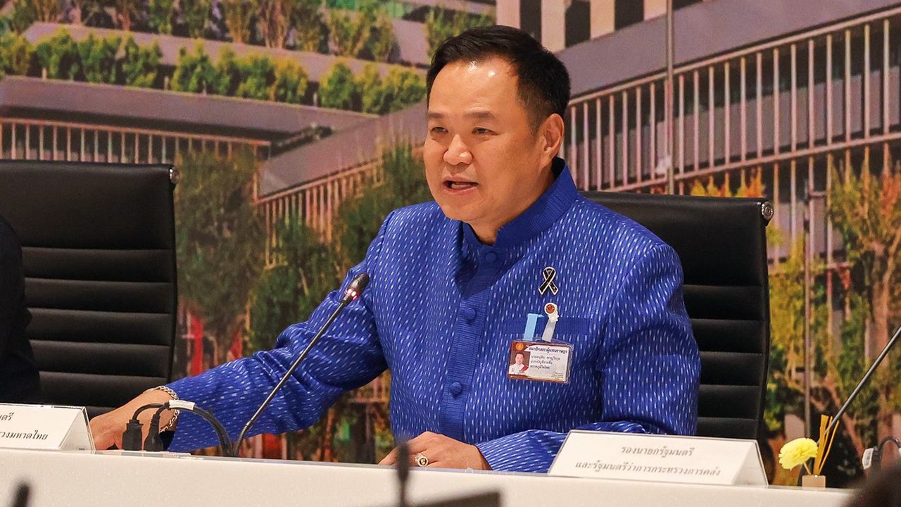 อนุทินประชุมศบก.ไม่พบตัวการตุนน้ำมัน พาณิชย์เผยสินค้าขยับขึ้นราคา