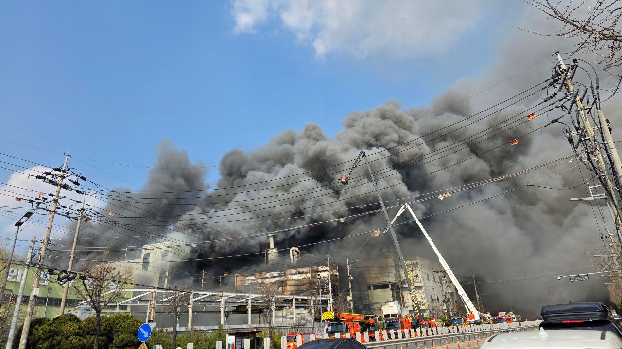 ไฟไหม้โรงงานชิ้นส่วนรถยนต์เมืองแทจอน บาดเจ็บอย่างน้อย 50 ราย