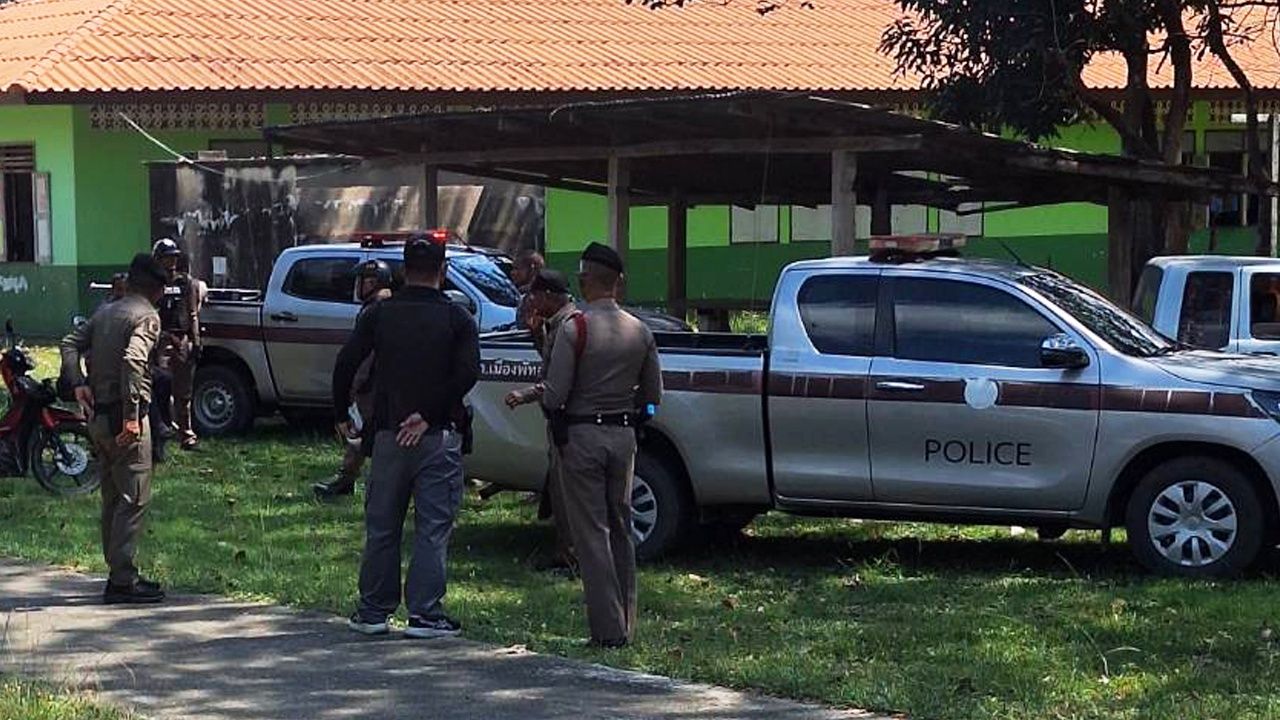 ครู-นักเรียนผวา ชายเพิ่งพ้นโทษ บุกเข้าไปในโรงเรียน ตำรวจควบคุมตัวได้ทันควัน