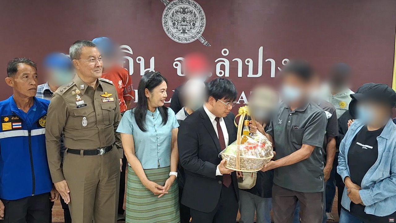 ชาวบ้าน "รุมเก็บกุ้ง" หอบกระเช้าขอโทษผู้เสียหาย ยอมรับผิด พร้อมชดใช้ตามกฎหมาย