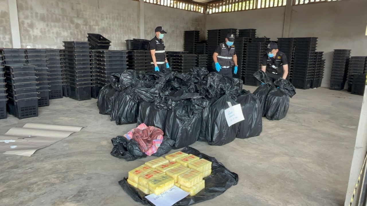 ตรวจยึดยาบ้ากว่า 8 ล้านเม็ด ซุกซ่อนในลังพลาสติกที่แพร่