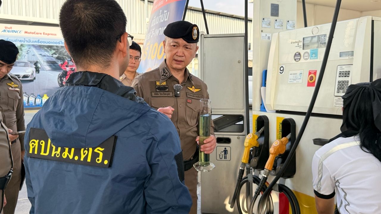 รอง ผบ.ตร. สุ่มตรวจปั๊มน้ำมันนนทบุรี ป้องกันการกักตุนและโก่งราคา