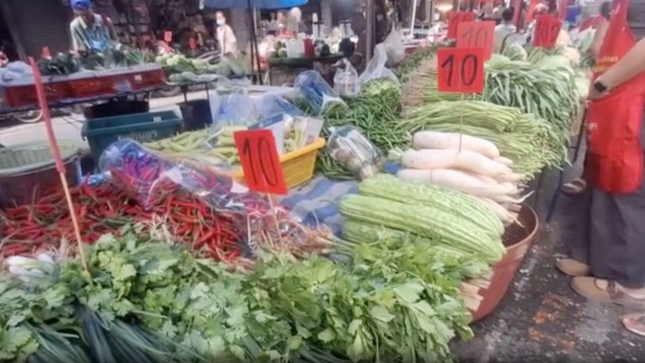 สำรวจตลาดสดโคราช เนื้อหมู ผักสด พาเหรดขึ้นราคา ผักชีแตะ 120 บาท ต้นหอม ปรับขึ้นด้วย