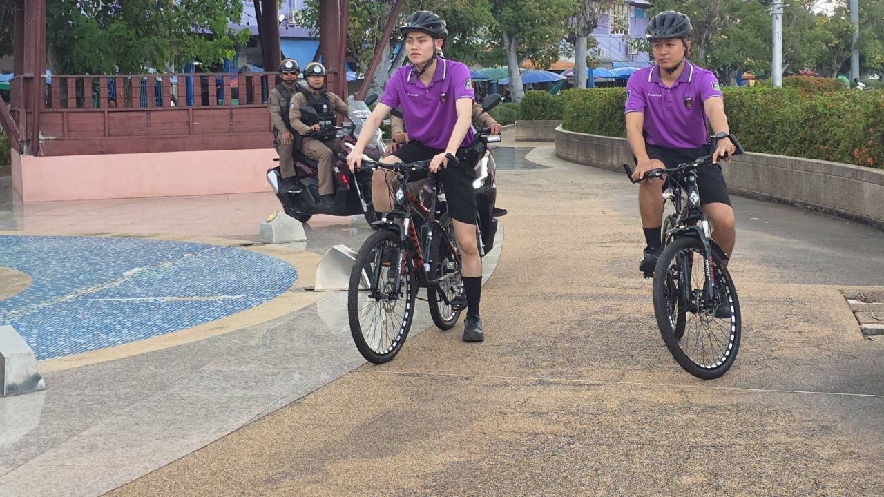 ตำรวจเมืองอุทัยธานีใช้สายตรวจจักรยานและเดินเท้าฝ่าวิกฤตน้ำมันแพง