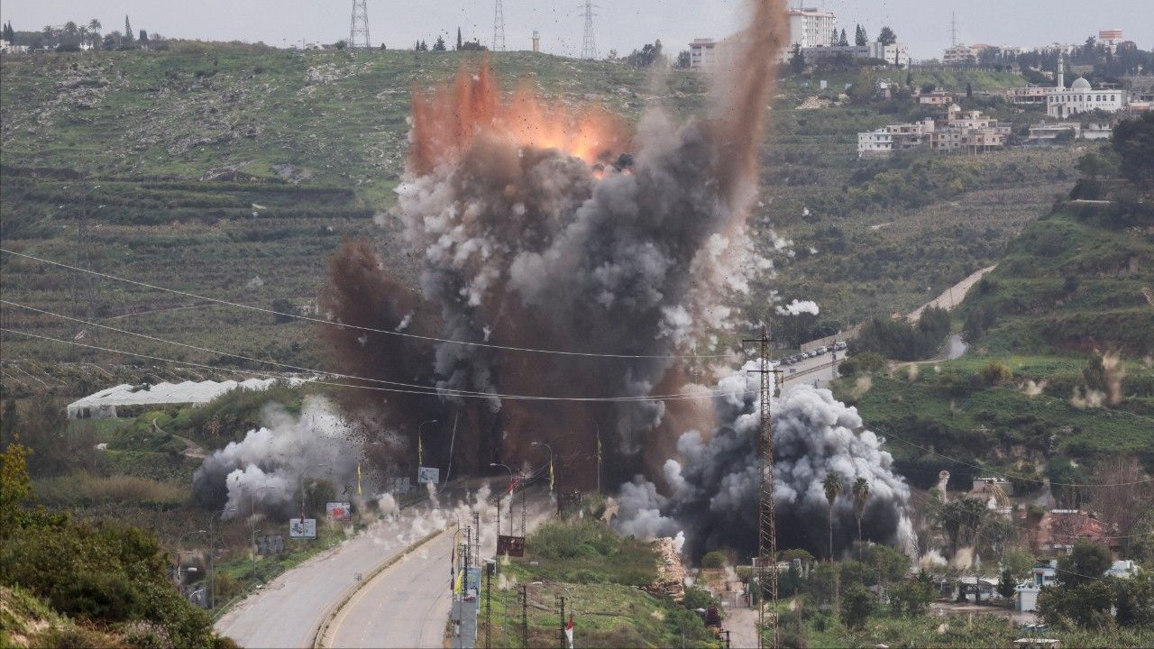 อิสราเอลทำลาย สะพานหลักของเลบานอน สั่งรื้อบ้านติดชายแดน
