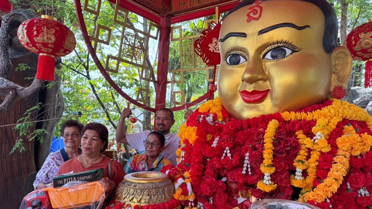 ถูกหวยหลายงวดติด มาแก้บน “กุมารทองเจ้าสัวเฮง” ยิ้มได้ "เลขเด็ด" กลับไปลุ้นอีกงวด