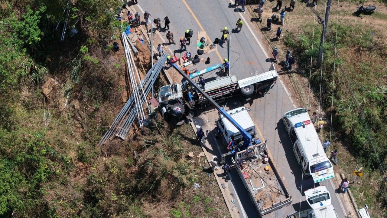 อุบัติเหตุรถบรรทุกเสาไฟฟ้าพลิกคว่ำบนทางหลวงสาย 108 เจ็บ 3 ราย