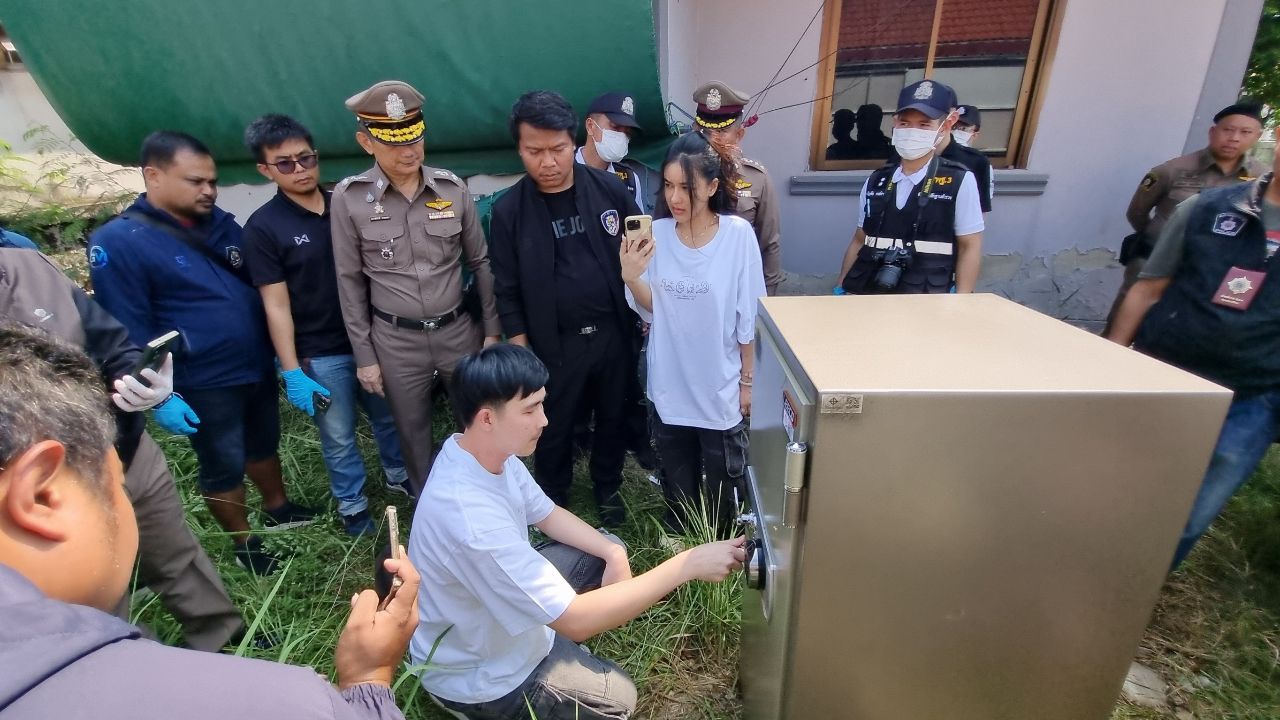 ตำรวจจับกุมช่างสองรายขโมยตู้เซฟของ "มดออย" เจ้าตัวโต้ไม่จัดฉาก