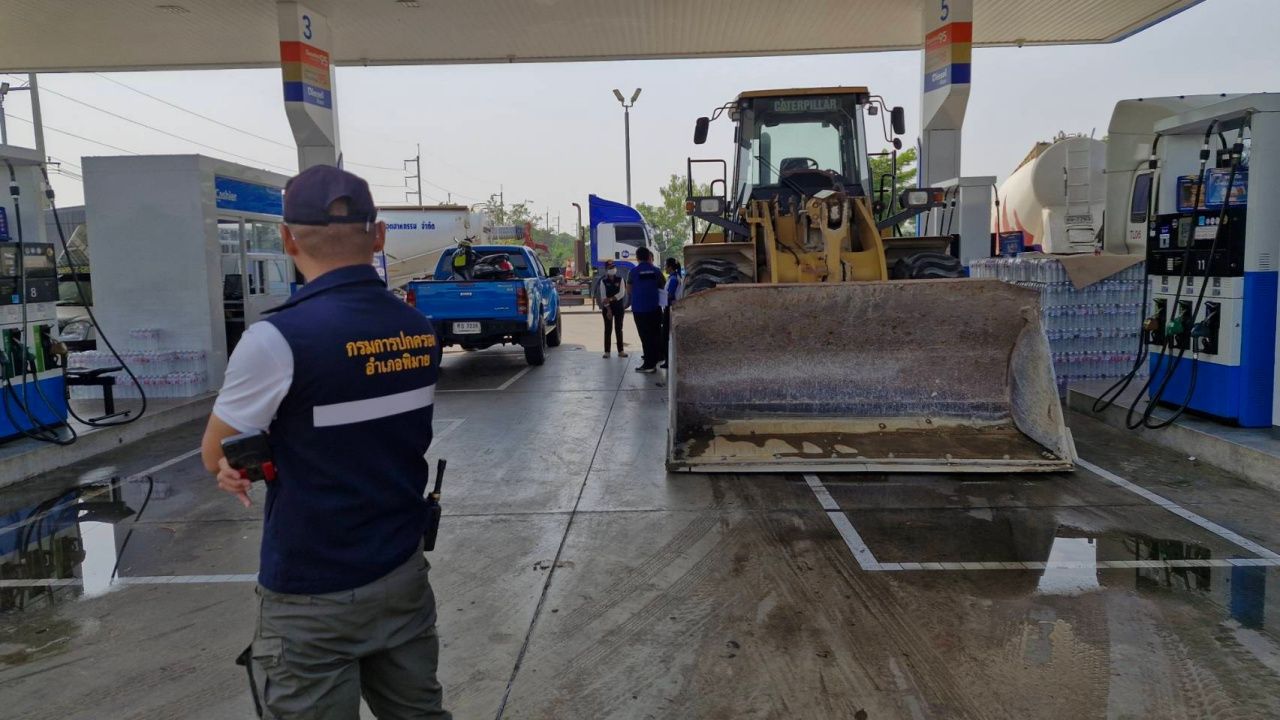 นายอำเภอพิมายลงตรวจปั๊มน้ำมัน หลังประชาชนแห่สต๊อกน้ำมัน