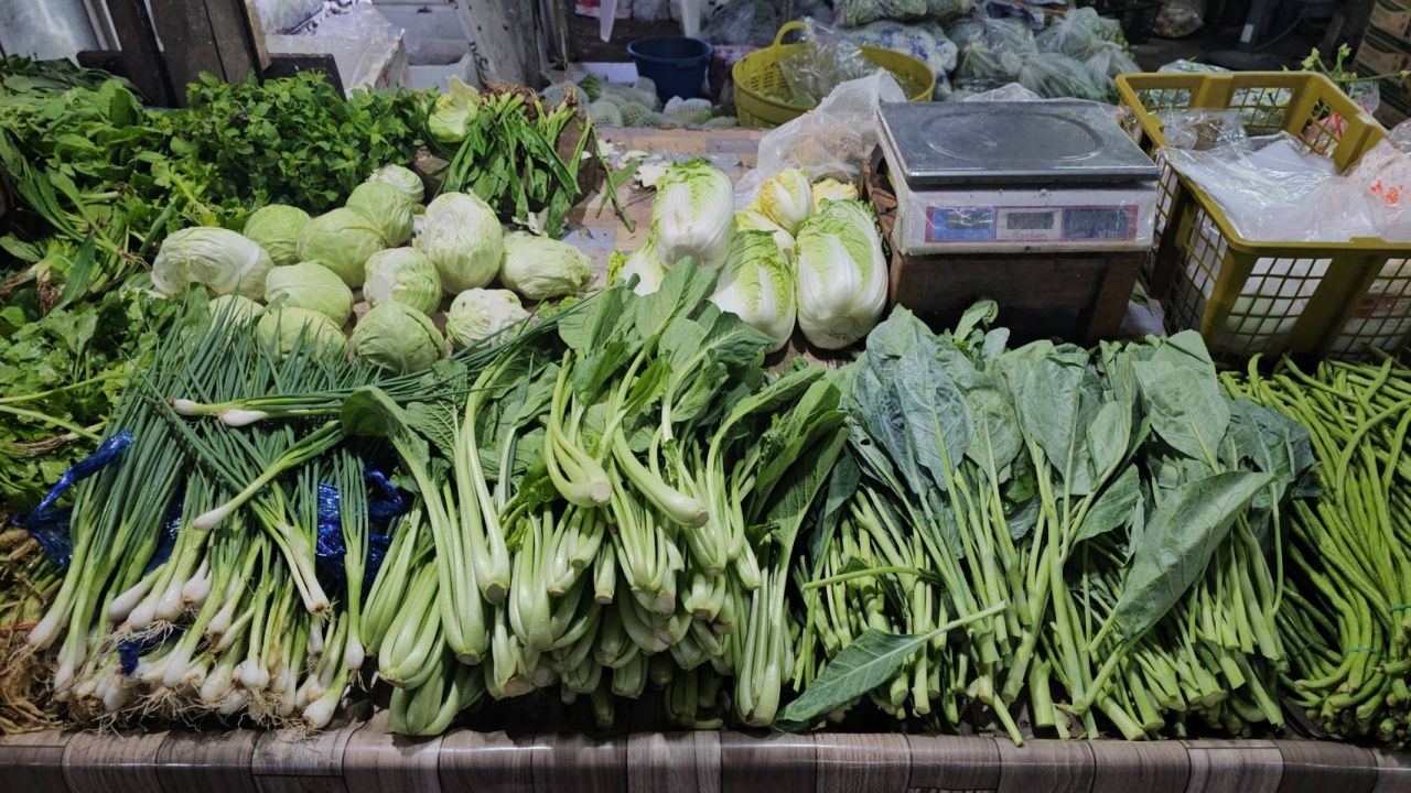 "ราคาผัก" ขยับขึ้นอีก พ่อค้าแม่ค้าหวั่นกระทบระยะยาว หลังผักหลายชนิดเริ่มขาดแคลน