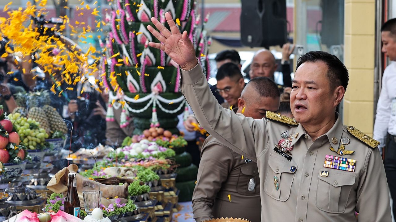 นายกฯ อนุทิน เข้าสักการะ “ศาลปู่ดำ - ตราแผ่นดิน” รอบที่ 4 ขอพรบ้านเมืองสงบสุข