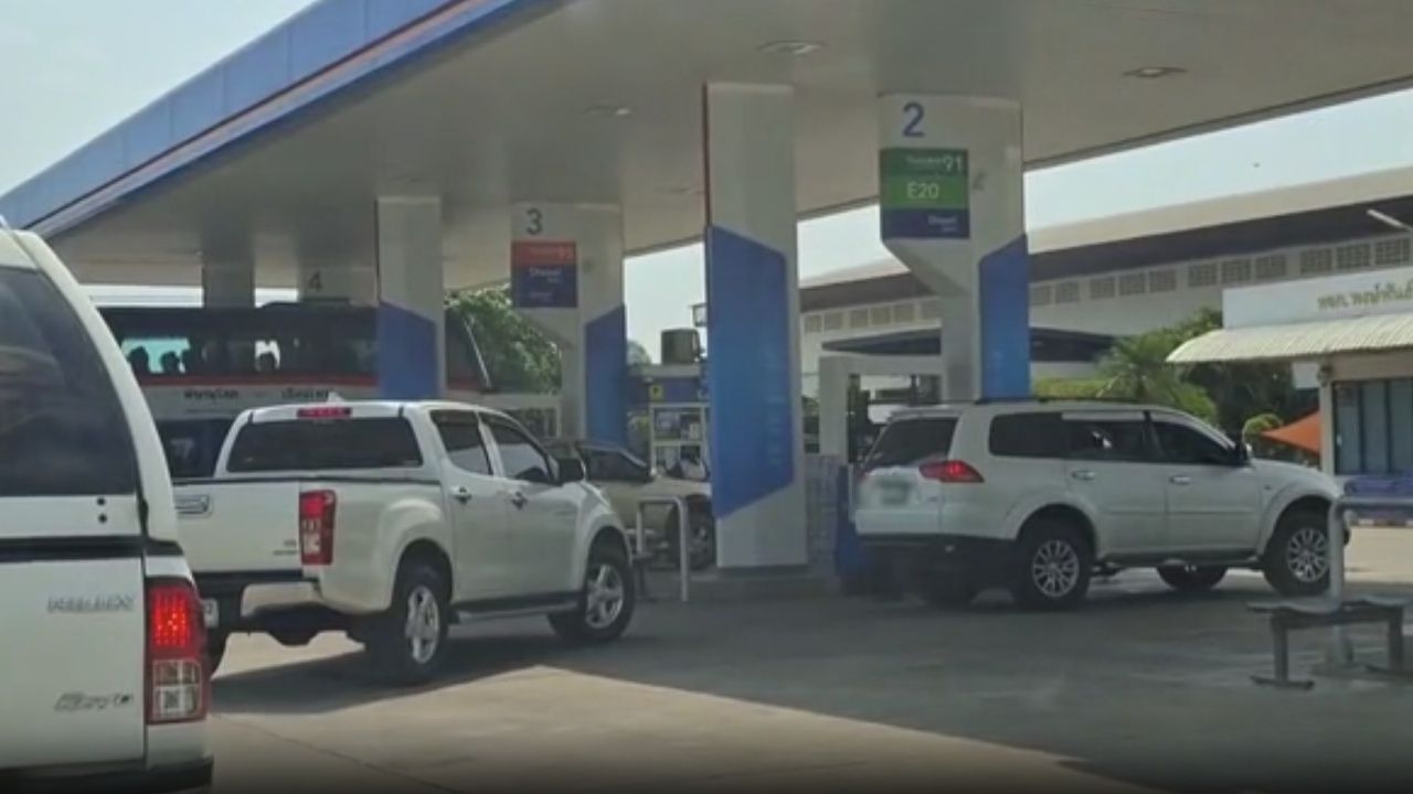 สุโขทัย: ชาวบ้านรอคิวนาน 5 ชั่วโมง เติมน้ำมันดีเซล จำกัด 300 บาท