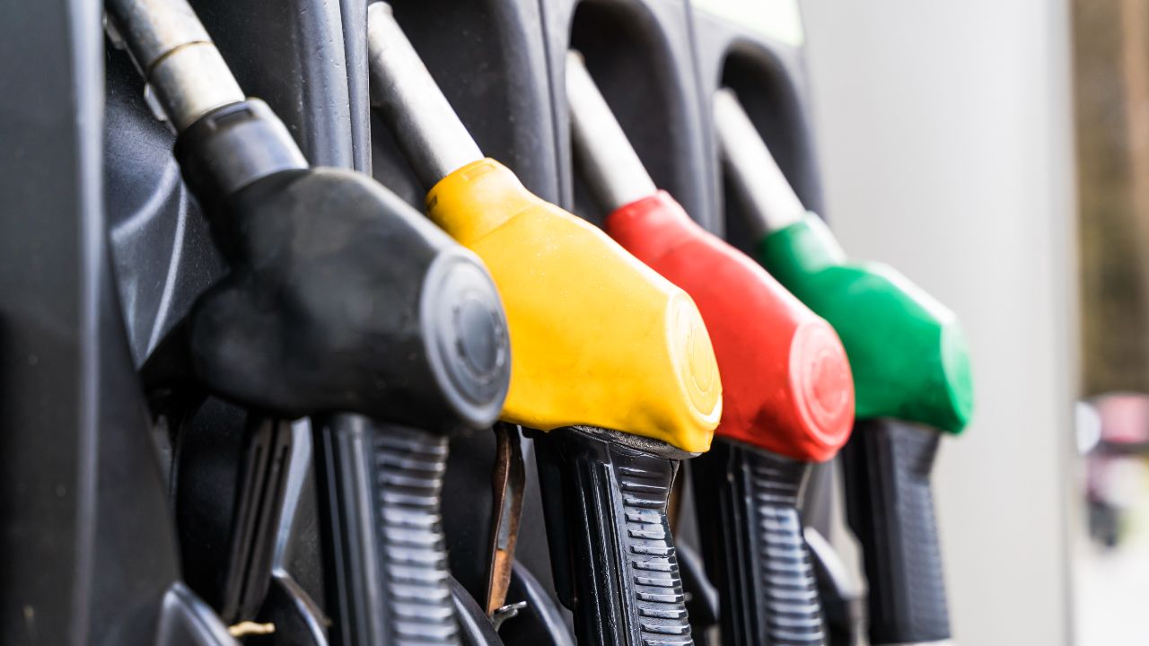 คนใช้รถระทม พรุ่งนี้น้ำมันขึ้น เบนซิน-แก๊สโซฮอล์ พุ่ง 2 บาท ดีเซล 1.80 บาท