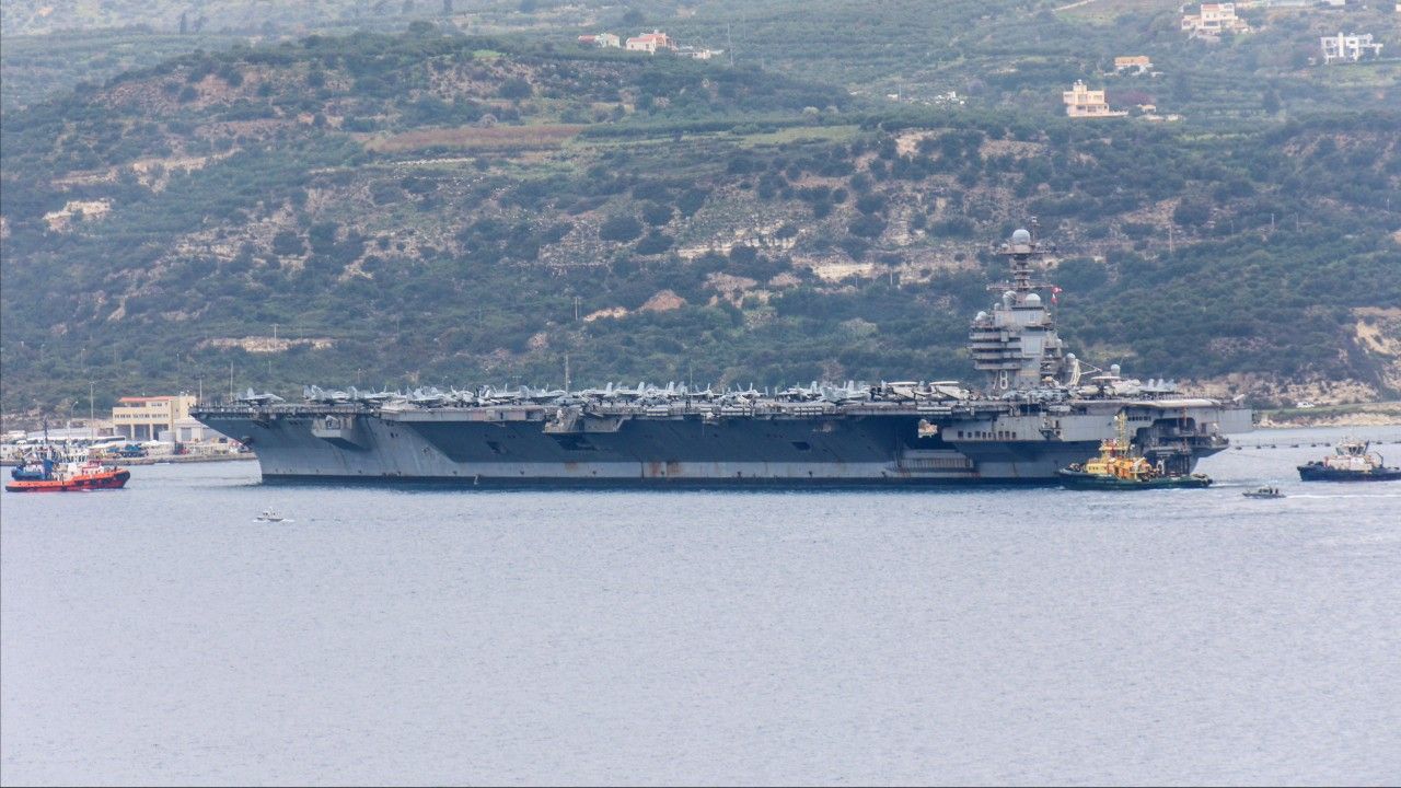 เรือบรรทุกเครื่องบินสหรัฐฯ เดินทางถึงท่าเรือกรีซ เพื่อซ่อมบำรุงหลังไฟไหม้