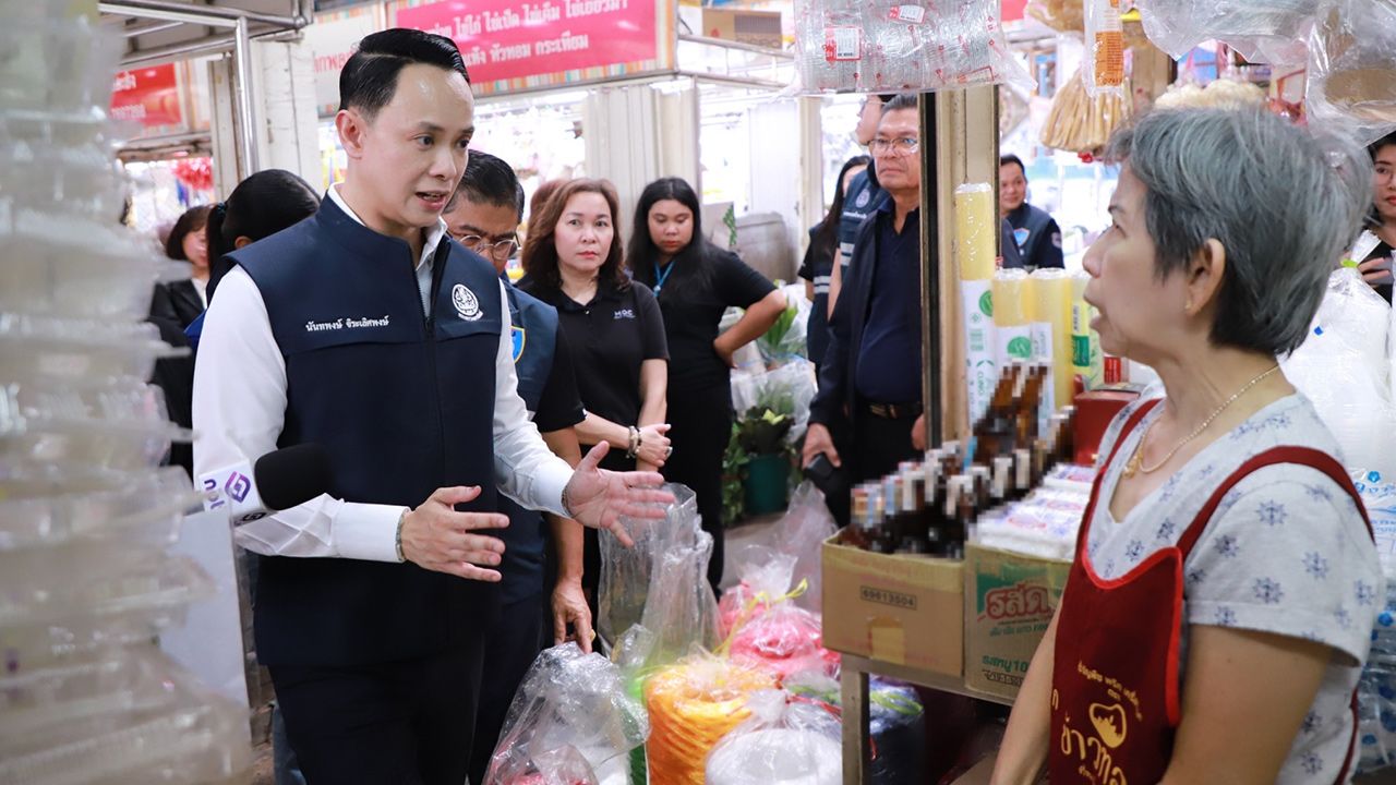 พาณิชย์ลุยตรวจตลาดรังสิต รับหมู-ไก่แพงขึ้นจริง จ่อคุมเข้ม “น้ำขวด-เม็ดพลาสติก”