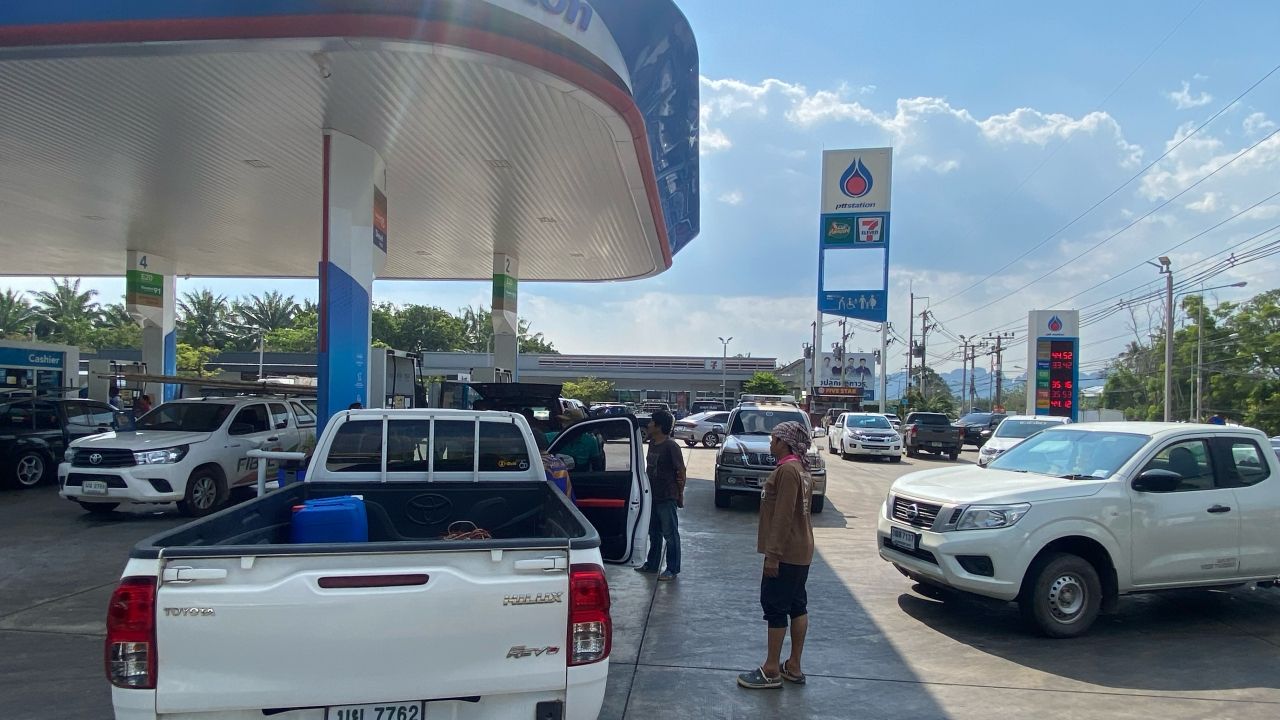 ​เสียเวลาทั้งวัน จอดรอคิวเติมน้ำมันที่กระบี่ ชาวบ้านที่ลันตาเผย บนเกาะไม่มีให้เติม