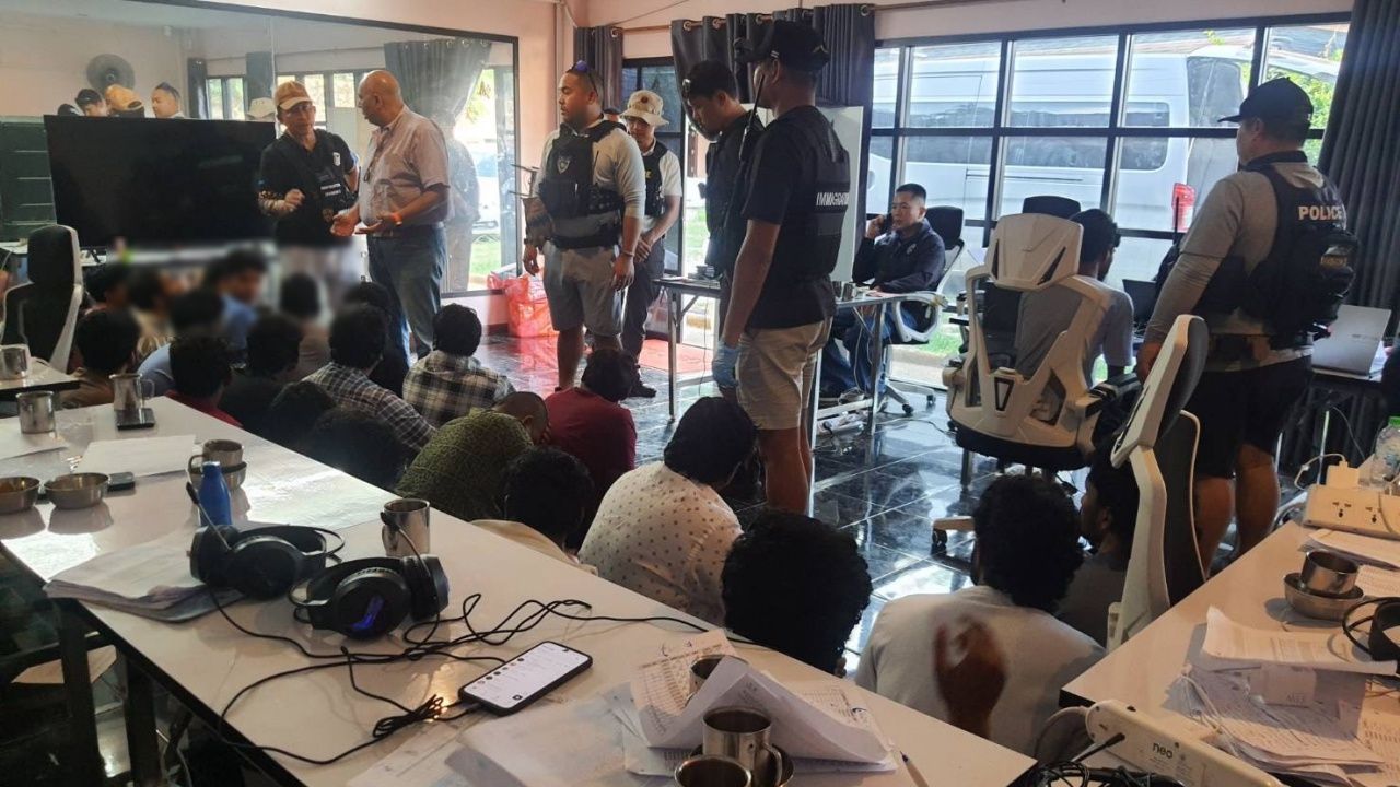 ตม.บุกทลายเว็บพนันรายใหญ่ เงินสะพัด 700 ล้าน แอบเช่าพูลวิลล่าพัทยา ใช้เป็นออฟฟิศ