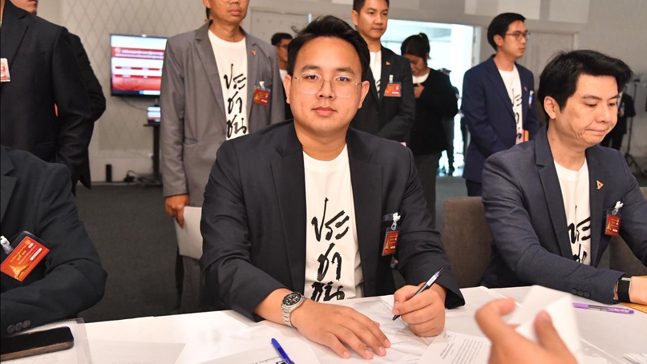 สส.ประชาชนเปิดเผยขบวนการกักตุนน้ำมัน จี้รัฐมนตรีคมนาคมตอบข้อสงสัย