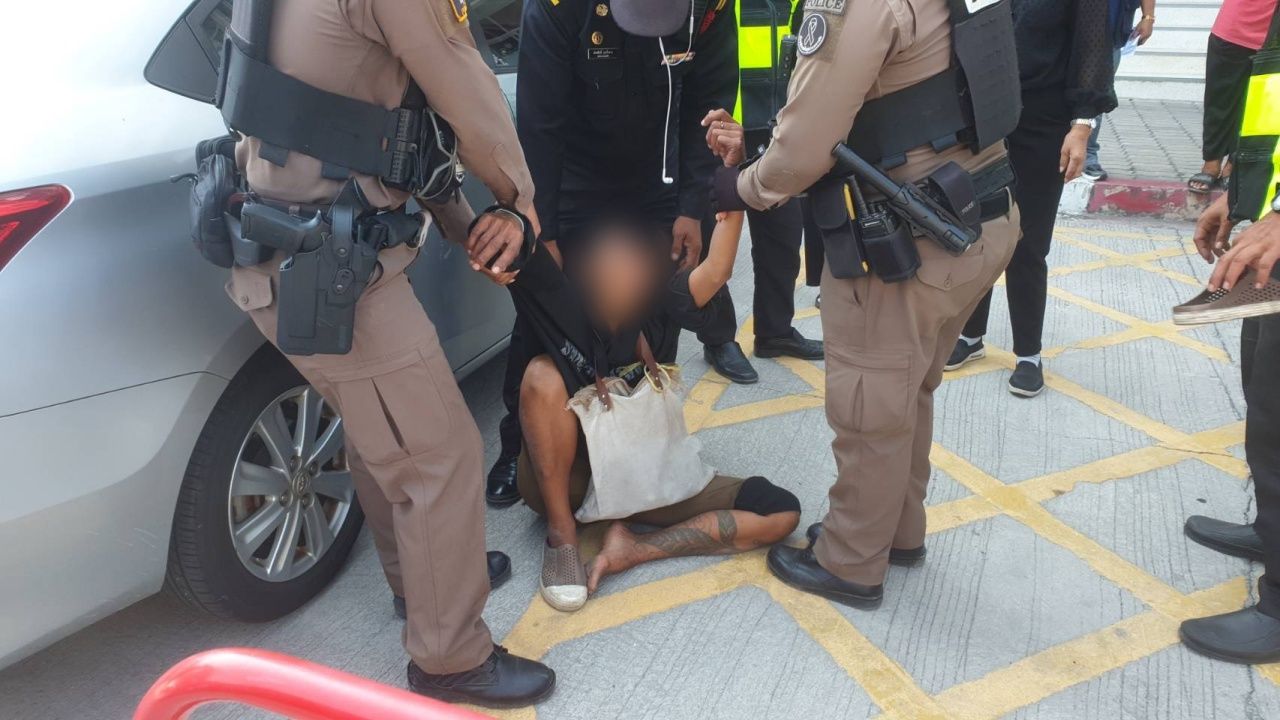 "นกน้อย" ตัวตึงระยองคัมแบ็ก โผล่ป่วนหาดแสงจันทร์ ตำรวจเข้าคุมตัว ช่วยนำส่ง รพ.