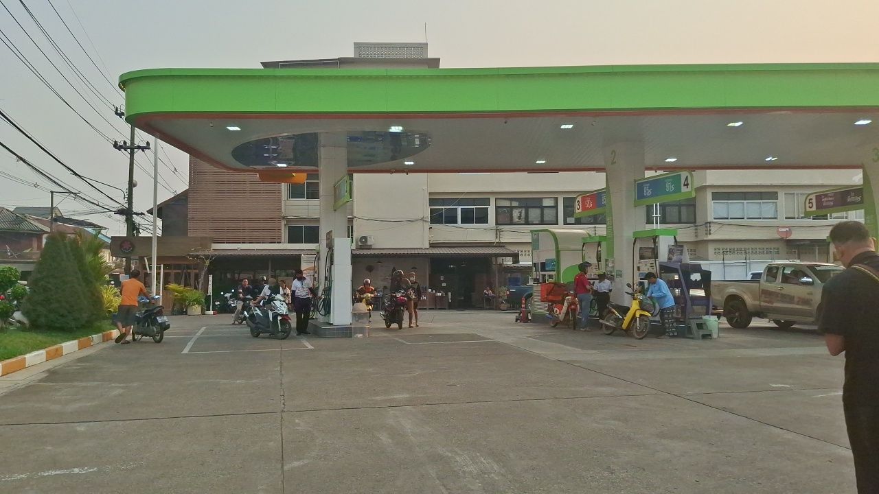 สุโขทัย ซื้อ น้ำมันดีเซล ไม่ต้องรอนานแล้ว ส่วนรถยนต์ ก็เติมได้คันละไม่เกิน 1,000 บาท