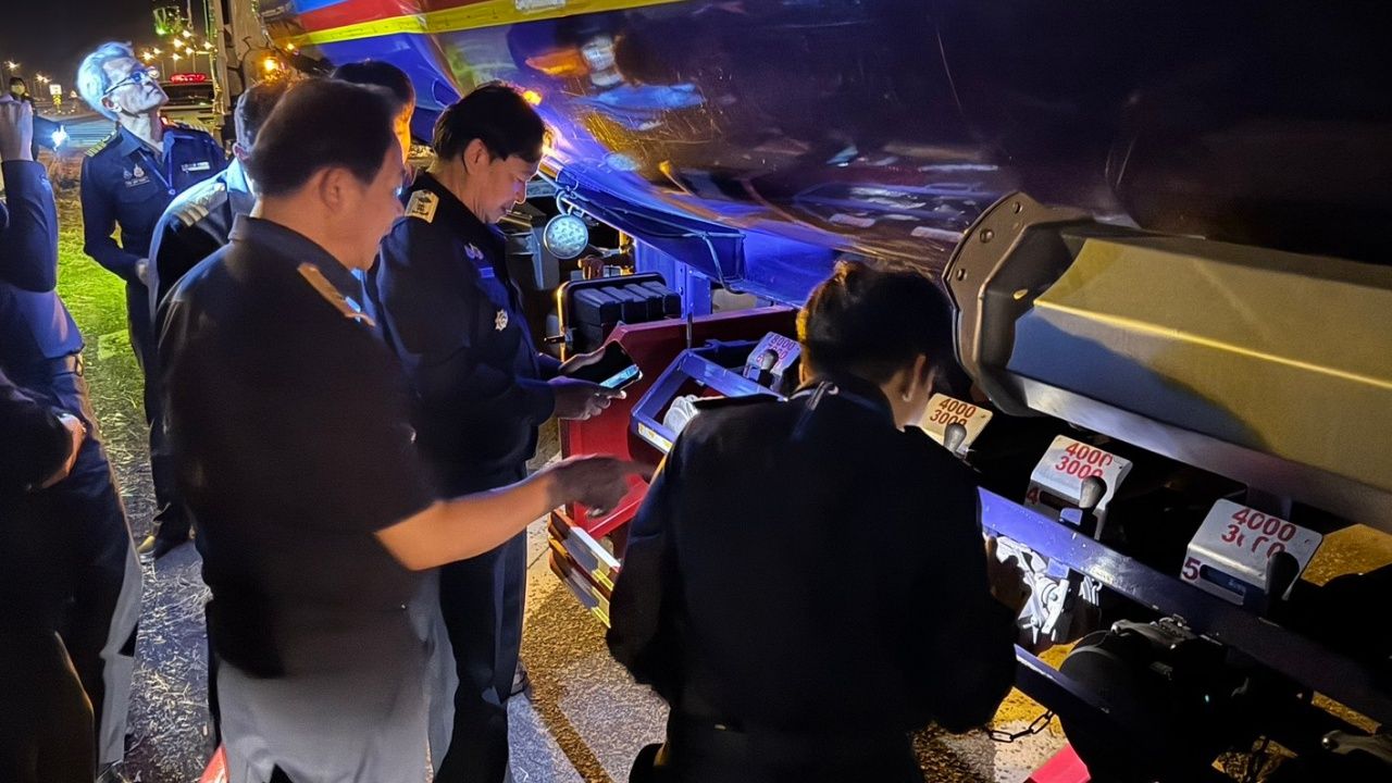 ศุลกากรช่องจอม ตรวจเข้มขนส่งน้ำมันในอีสานใต้ ป้องกันการลักลอบ