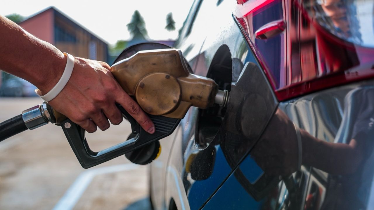 เปิดราคาน้ำมันย้อนหลัง เดือนมีนาคม 2569 ปรับไปแล้ว 5 ครั้ง ดีเซลขึ้น 9 บาท เบนซิน 10 บาท