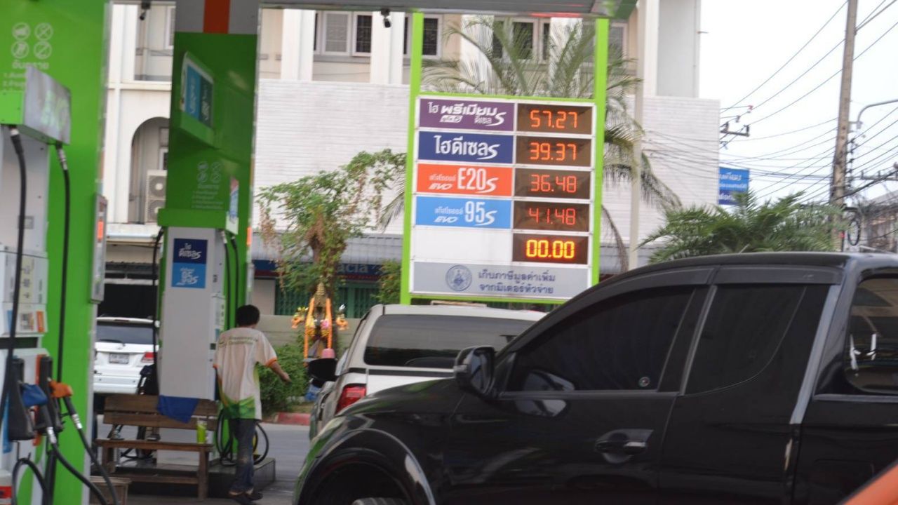 คนพิษณุโลก ส่วนหนึ่ง มองว่าต้องทำใจรับสภาพ น้ำมันขึ้น 6 บาท ปรับตัวผ่านไปให้ได้