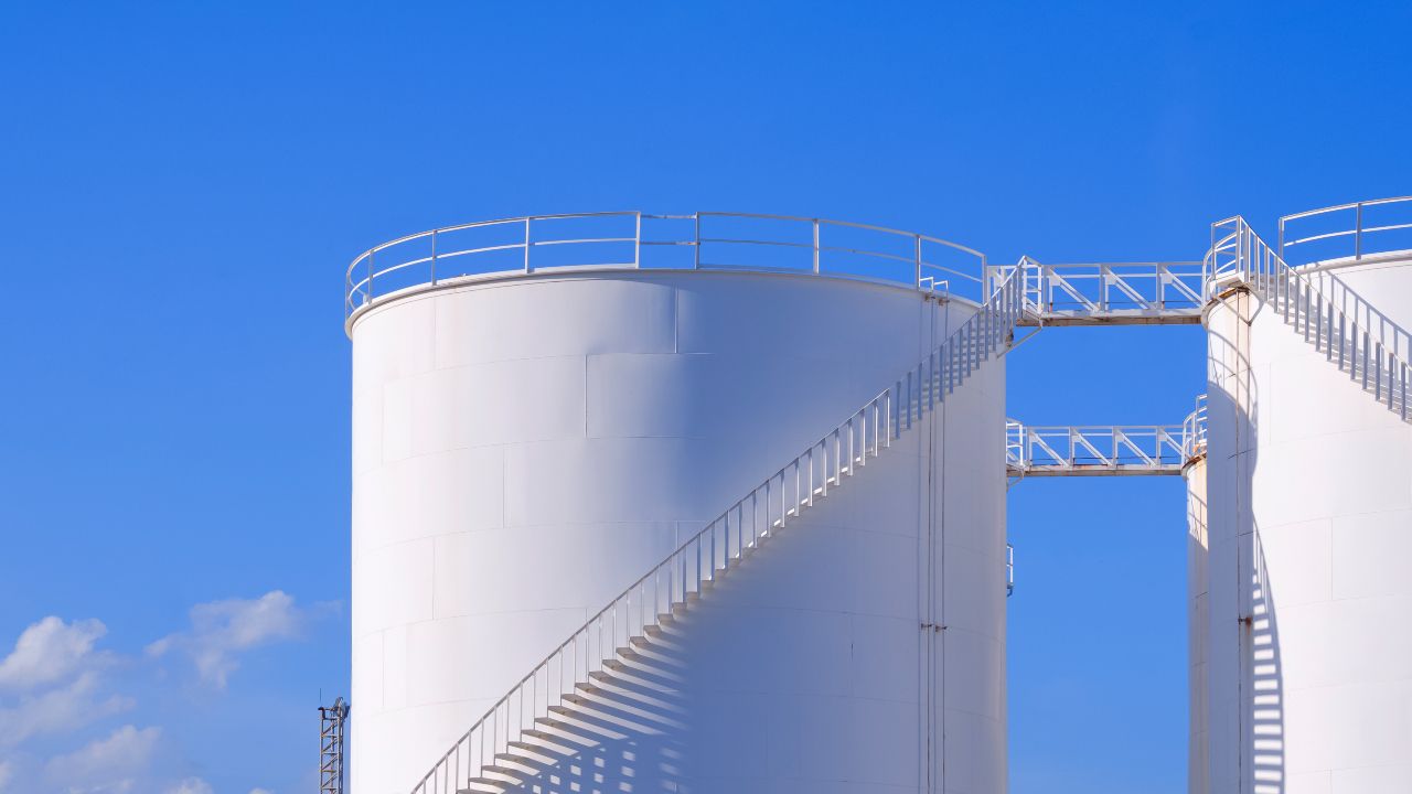 DSI พบคอกรับซื้อน้ำมันเถื่อนสระบุรี 3 แห่ง ต๊อกดีเซล-เบนซิน รวมกว่า 29,000 ลิตร