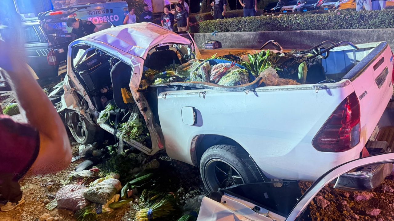 พ่อแม่ลูก ดับ 3 ศพ กระบะบรรทุกผัก เสียหลักตกร่องถนนกำลังซ่อม