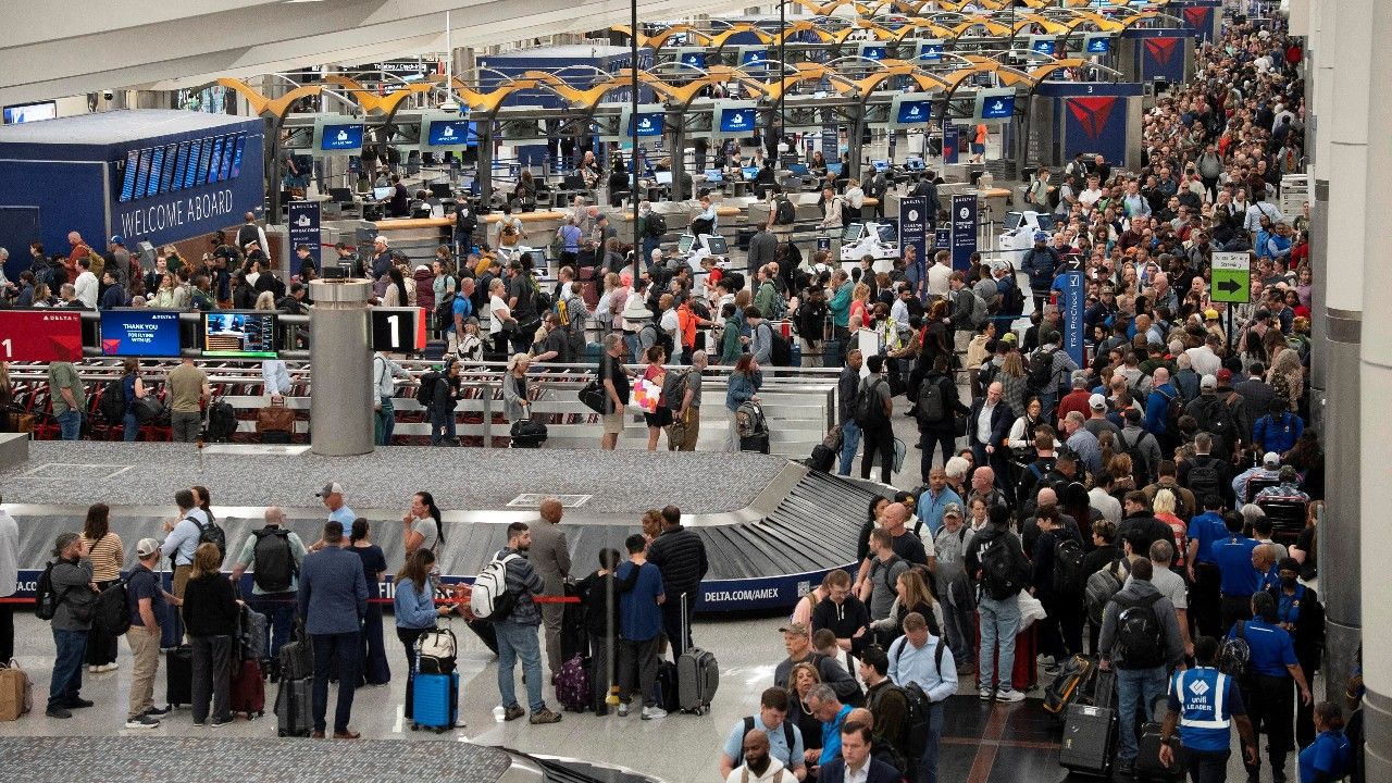 ทรัมป์สั่งจ่ายเงินช่วยเจ้าหน้าที่สนามบิน 50,000 คน แก้วิกฤต TSA