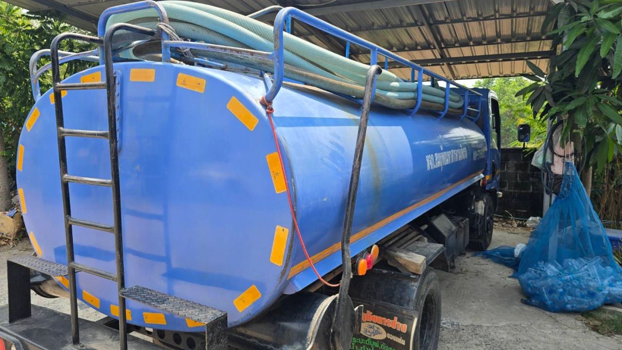 พิษราคาน้ำมันพุ่ง รถดูดส้วม จ.บุรีรัมย์ ปรับแผนเลิกวิ่ง จอดรอลูกค้าโทรเรียกใช้บริการ