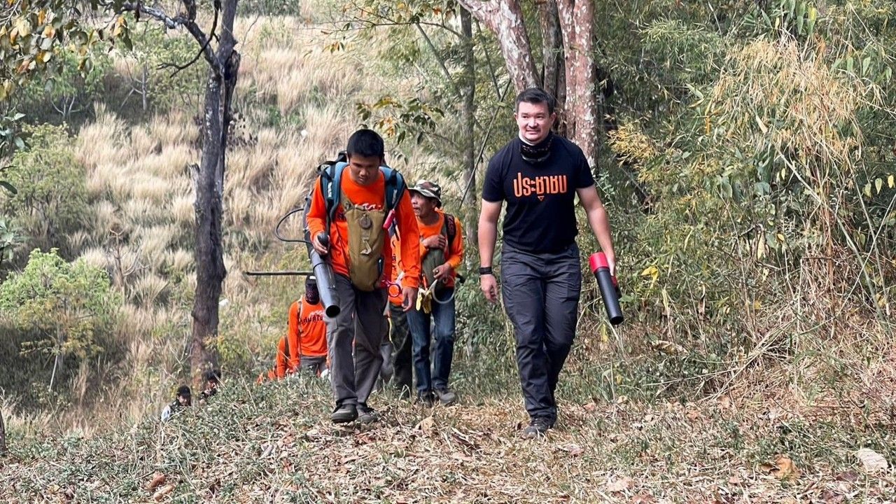 ตี๋ ภัทรพงษ์ นำทีมส้มสู้ไฟ ปฏิบัติการดับไฟป่าเพื่อลด PM2.5