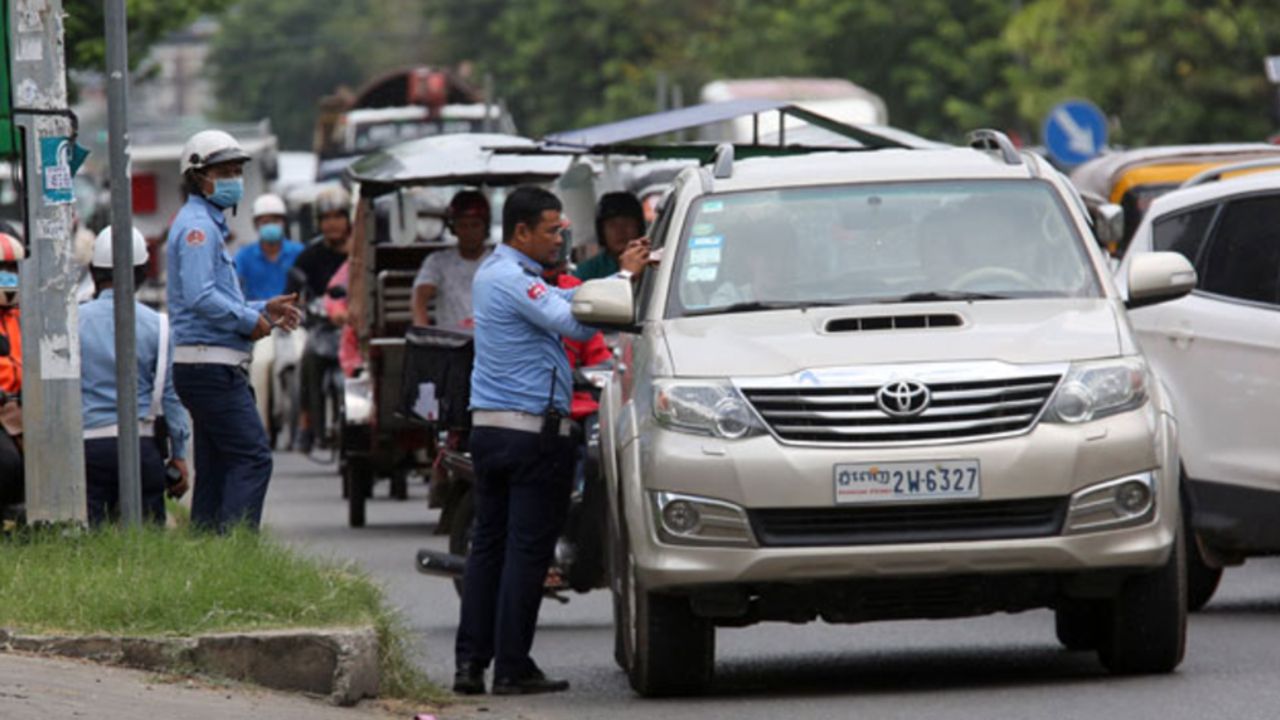 กัมพูชาระงับค่าปรับจราจรชั่วคราว เพื่อลดภาระประชาชนท่ามกลางราคาน้ำมันพุ่ง