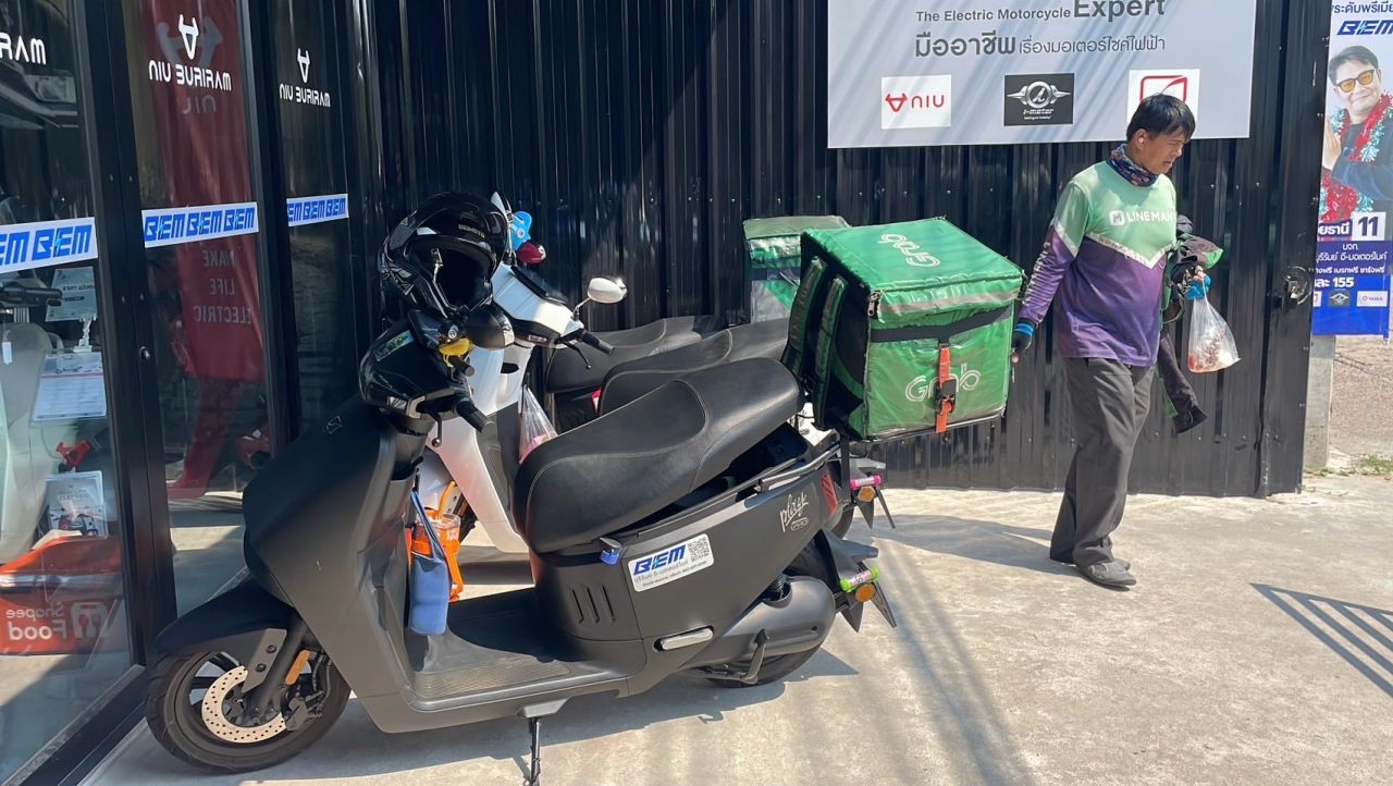 ไรเดอร์ปรับตัว เช่ารถมอเตอร์ไซค์ไฟฟ้าขี่แทน ลดต้นทุน ยังพอมีกำไรเหลือ
