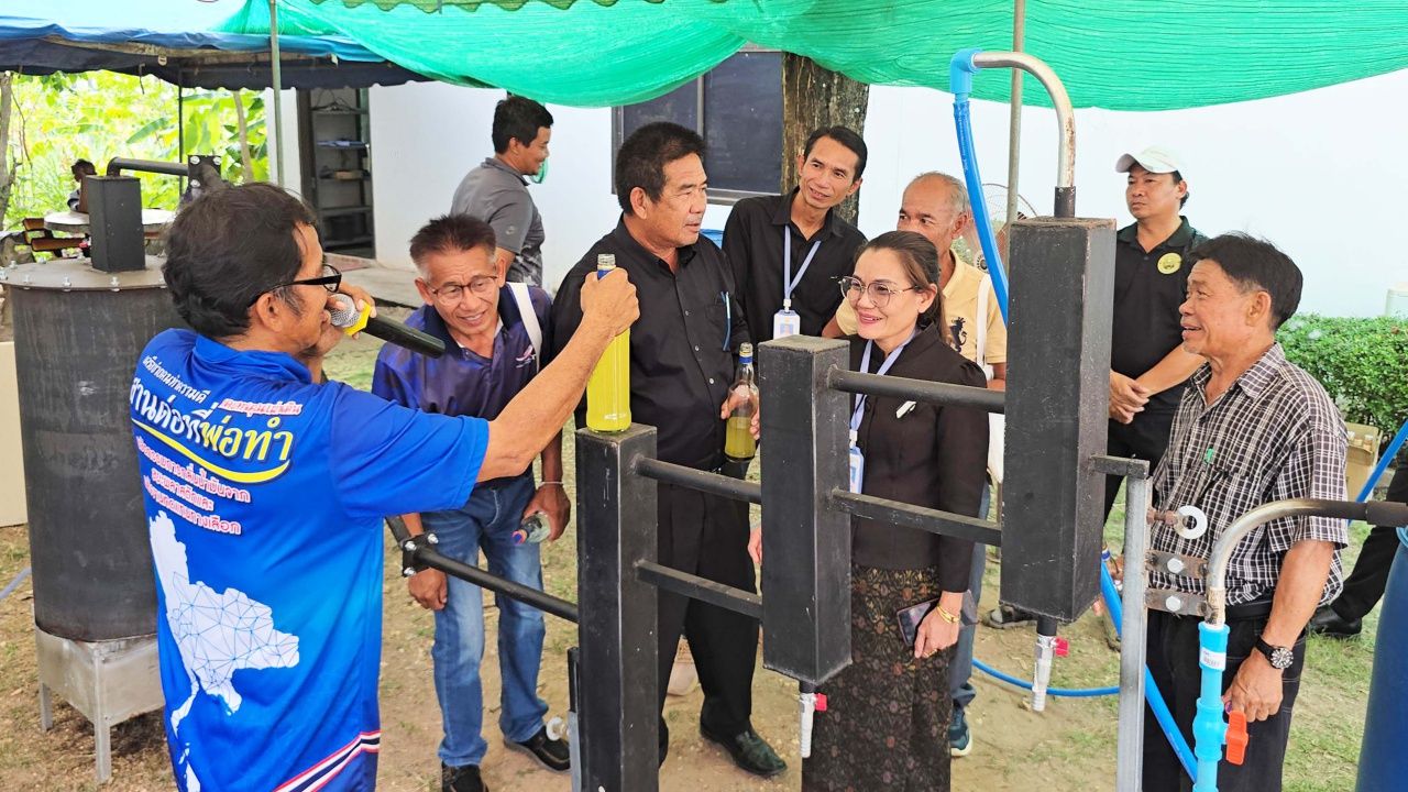 อบต.โพนเพ็ก นำร่องแปรรูปขยะพลาสติกเป็นน้ำมันเชื้อเพลิง