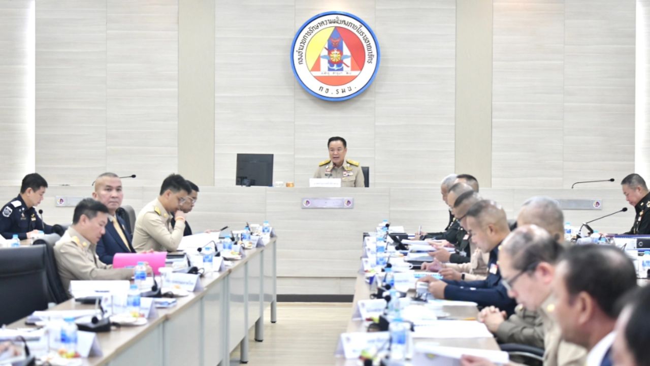 อนุทินสั่ง กอ.รมน. เร่งตรวจสอบโรงกลั่น-ด่านชายแดน สกัดลักลอบส่งออกน้ำมันเถื่อน