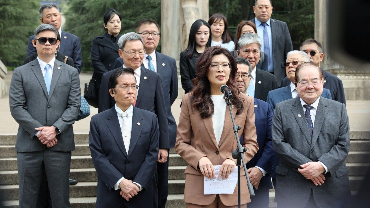 ผู้นำฝ่ายค้านไต้หวันเยือนจีน เรียกร้องสันติภาพ 