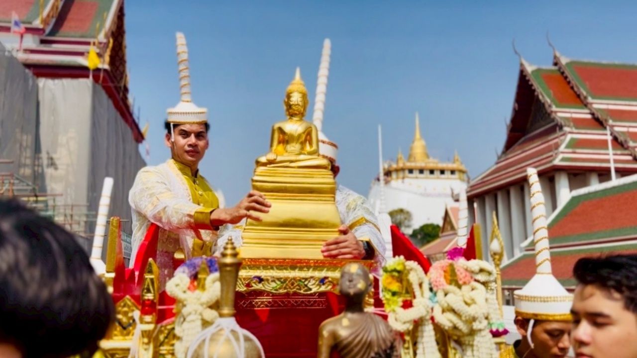 อัญเชิญ 'หลวงพ่อเงิน' 700 ปี จากอุบลราชธานี สรงน้ำสงกรานต์ที่ไอคอนสยาม