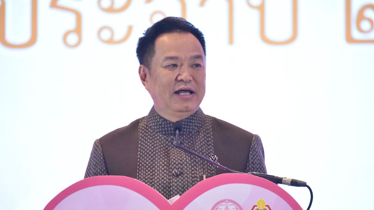 “อนุทิน” ไม่ตอบสื่อ รีบขึ้นรถ หลังถูกถามปมร้อนโรงกลั่นไม่ให้ความร่วมมือ