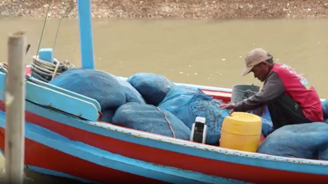 น้ำมันลิตรละครึ่งร้อย กระทบชาวประมง ต้องออกเรือวันเว้นวัน